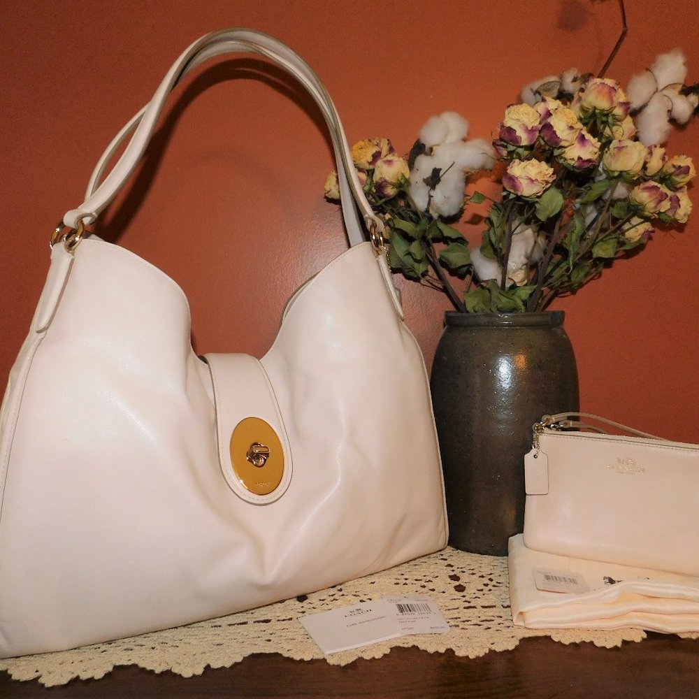 💥 GONE IN 24 HRS 💥 COACH CARLYLE BAG W/WRISTLET